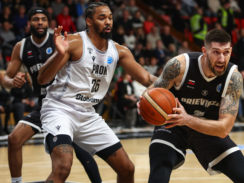 V popredí sprava Fahro Alihodžič (Prievidza) a Benjamin Moore (PAOK) bojujú o loptu