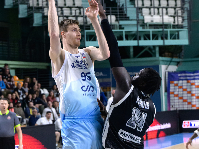 Na snímke zľava Michael Fusek (Nitra) a Bonke Robert Maring (Prievidza)