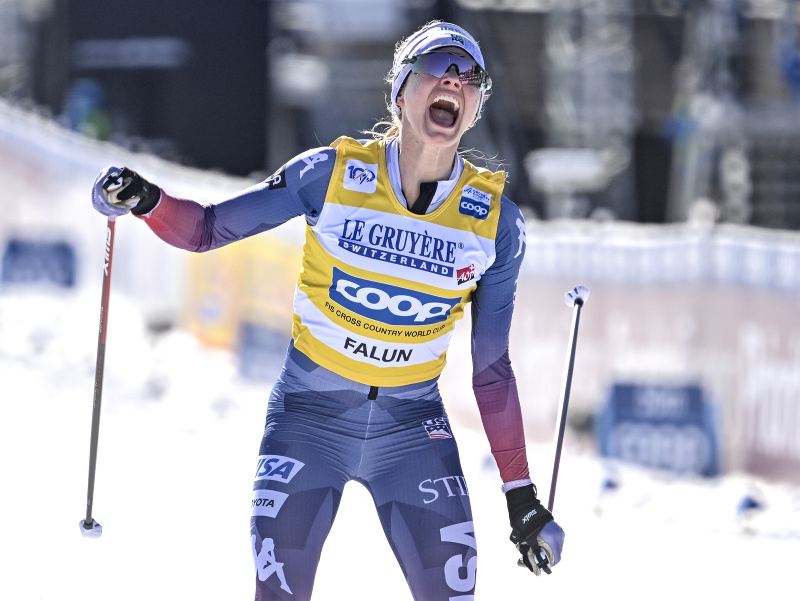 Americká bežkyňa na lyžiach Jessica Digginsová sa raduje z víťazstva v pretekoch na 20 km voľnou technikou na podujatí Svetového pohára vo švédskom Falune.