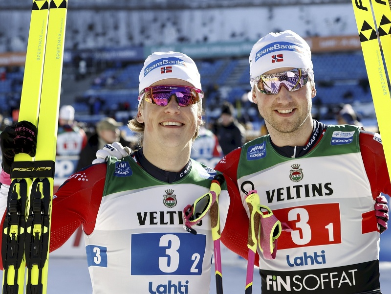 Nórski bežci na lyžiach Johannes Hösflot Kläbo a Even Northug 