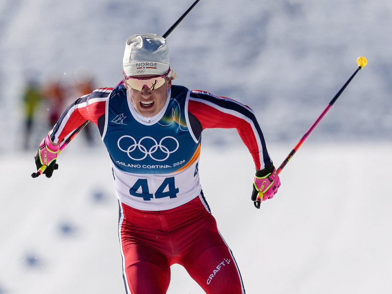 Nórsky bežec na lyžiach Johannes Hösflot Kläbo v piatok triumfoval na ZOH 2026 v behu na 10 km voľne a je už osemnásobný olympijský šampión