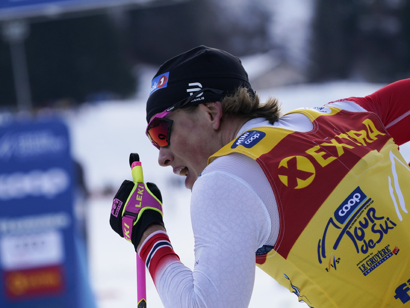 Nórsky bežec na lyžiach Johannes Hösflot Kläbo vyhral preteky na 15 km klasicky s hromadným štartom v talianskom Val di Fiemme