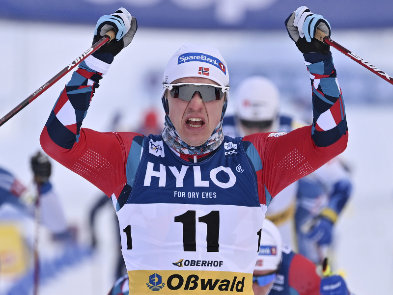 Nórsky bežec na lyžiach Erik Valnes oslavuje v cieli víťazstvo na 20 km klasicky s hromadným štartom na Svetovom pohári v behu na lyžiach v nemeckom Oberhofe