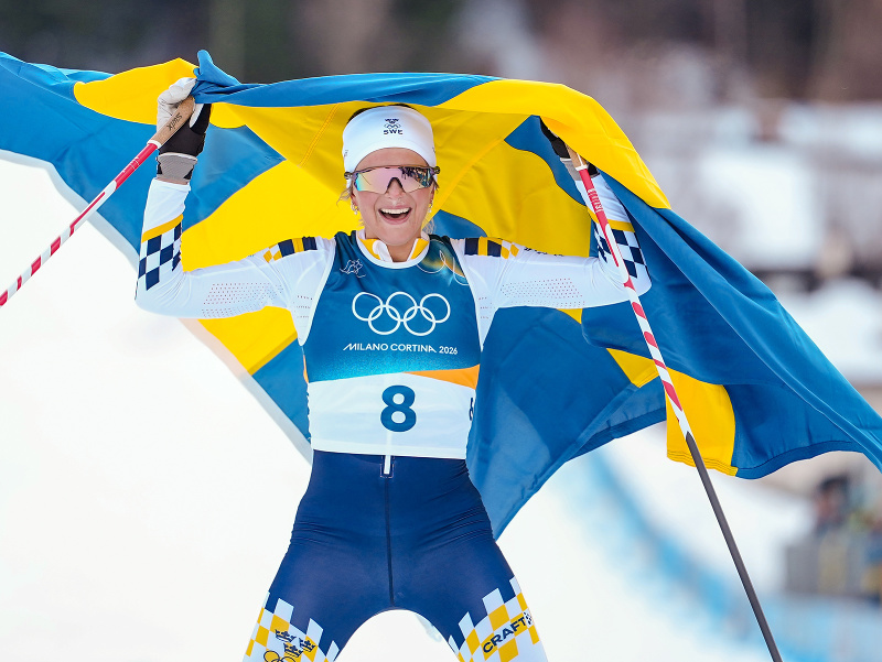 Švédska bežkyňa na lyžiach Frida Karlssonová sa teší zo zisku zlata v skiatlone žien na 10km + 10km  na zimných olympijských hrách v talianskom stredisku Tesero