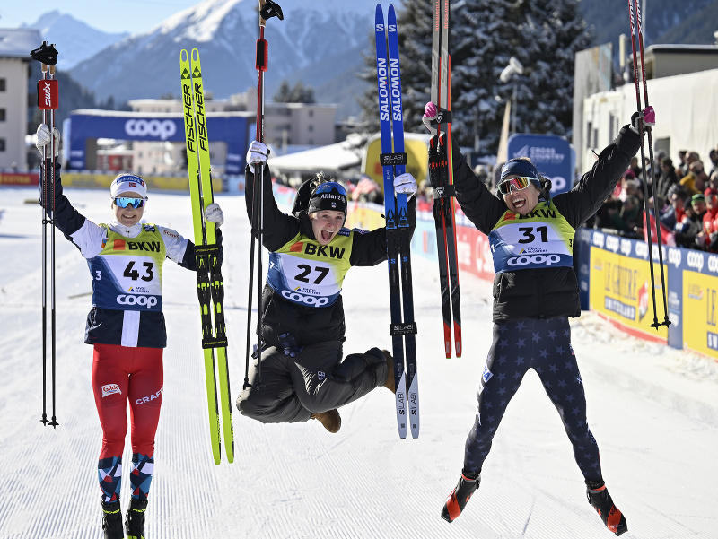 Americká bežkyňa na lyžiach Jessica Digginsová (uprostred) sa teší po víťazstve v pretekoch na 20 km voľnou technikou na podujatí Svetového pohára vo švajčiarskom Davose v nedeľu 18. decembra 2022. Druhá skončila Nórka Ingvild Oestbergová (vľavo). Na pódi