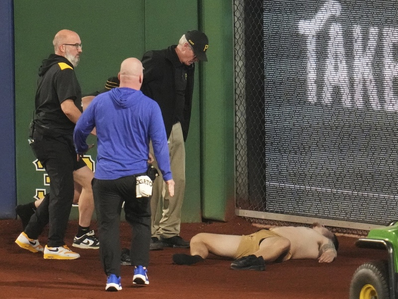 Fanúšik leží bezvládne na zemi po tom, čo vyletel z tribúny počas bejzbalového zápasu Pittsburghu proti Chicagu