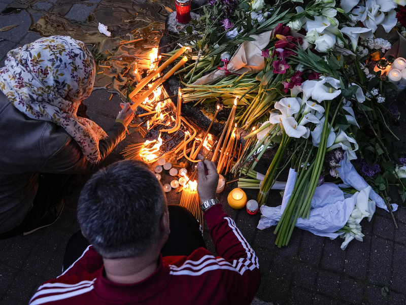 Kvety a sviečky rozsvietené na počesť obetí masakrálneho útoku v belehradskej škole