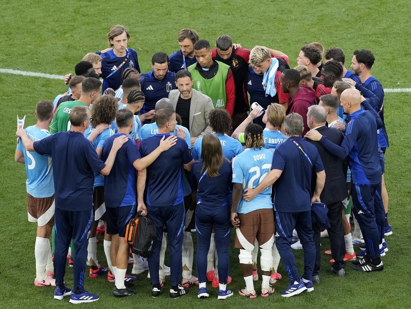 Belgickí futbalisti sa zhromažďujú okolo trénera Domenica Tedescu po zápase základnej E-skupiny