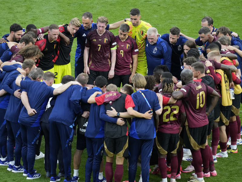 Tímová porada Belgičanov po zápase na EURO 2024
