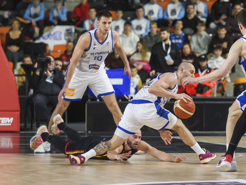 Na snímke zľava Vladimír Brodziansky (Slovensko), Pierre-Antoine Gillet (Belgicko) a Šimon Krajčovič (Slovensko) počas kvalifikačného zápasu C-skupiny o postup na ME 2025 v basketbale mužov Slovensko - Belgicko