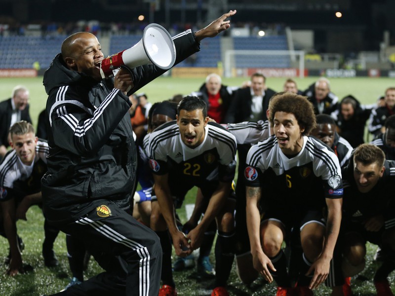 Vincent Kompany s megafónom oslavuje postup Belgicka