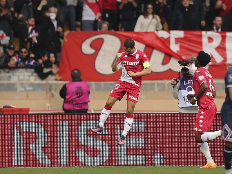 Na snímke vľavo hráč Monaka Wissam Ben Yedder oslavuje gól