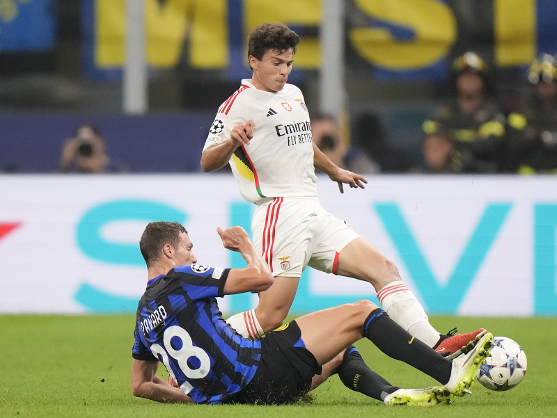 Joao Neves (v bielom) v súboji o loptu