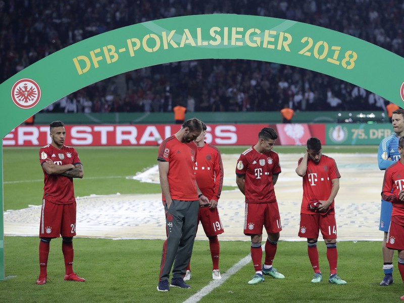 Sklamaní hráči Bayernu po senzačnej finálovej prehre