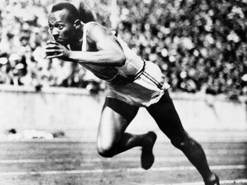 Na archívnej snímke z 14. augusta 1936 Američan Jesse Owens v behu mužov na 200 m na olympijských hrách v Berlíne.