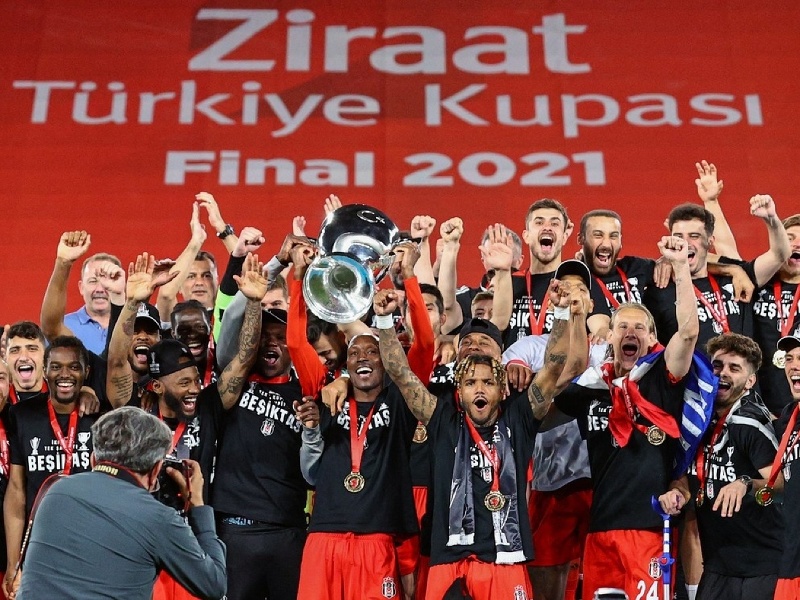 Futbalisti Besiktasu Istanbu sa radujú z triumfu v národnom pohári