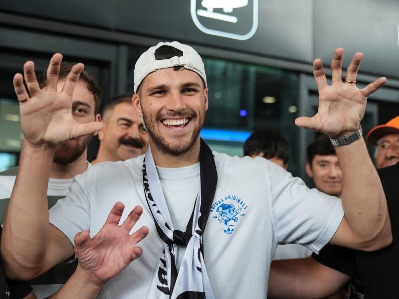 Český reprezentant David Jurásek po príchode do Istanbulu