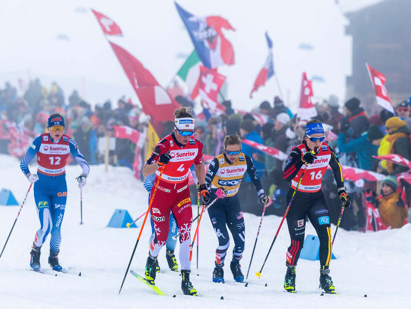 Fínska reprezentantka Johanna Matintalo (vľavo), Astrid Slindová z Nórska (druhá zľava), Jessie Digginsová z USA (druhá sprava) a Katharina Hennigová Dotzlerová z Nemecka.