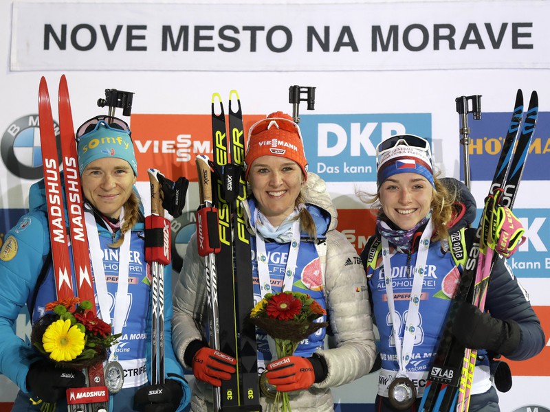 Denise Hermannová, Anais Bescondová a Markéta Davidová na stupni víťazov