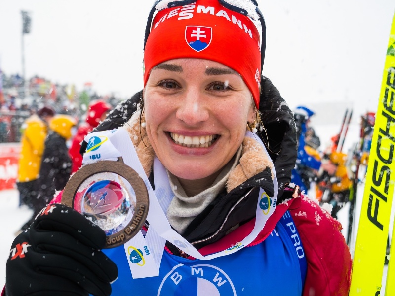 Slovenská biatlonistka Paulína Bátovská Fialková sa raduje s bronzovou medailou po pretekoch s hromadným štartom na 12,5 km na podujatí 3. kola Svetového pohára vo francúzskom meste Annecy