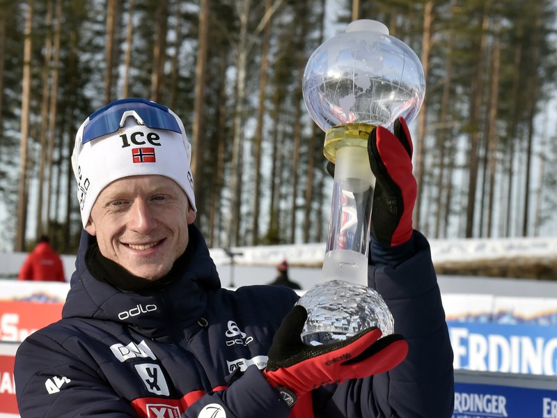 nórsky biatlonista Johannes Thingnes Bö pózuje s trofejou celkového víťaza Svetového pohára