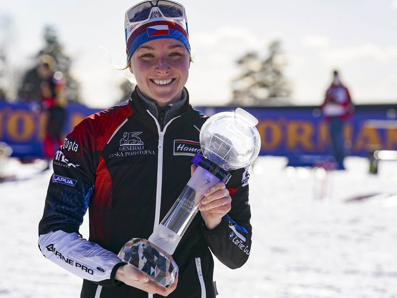 Česká biatlonistka Markéta Davidová s malým glóbusom za vytrvalostné preteky