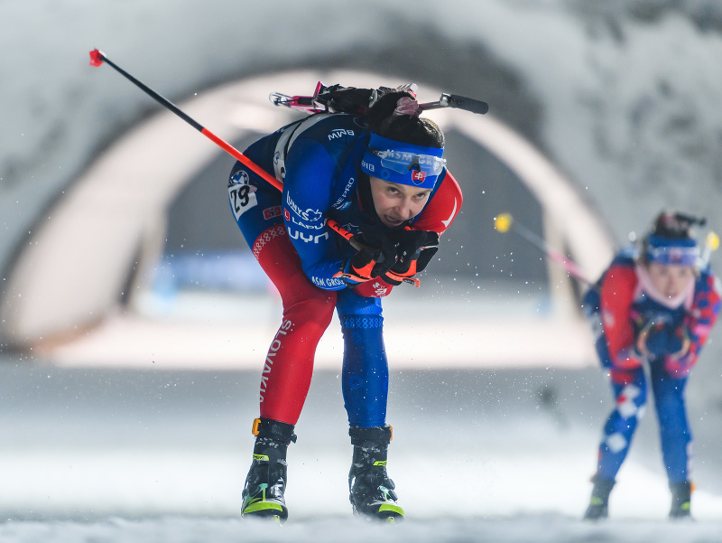 Vľavo slovenská biatlonistka Mária Remeňová počas skrátených vytrvalostných pretekov žien na 12,5 km v Novom meste na Morave