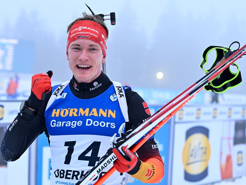 Na snímke nemecký biatlonista Benedikt Doll sa raduje z víťazstva v šprinte na 10 km v rámci 4. kola Svetového pohára v nemeckom Oberhofe 5. januára 2024