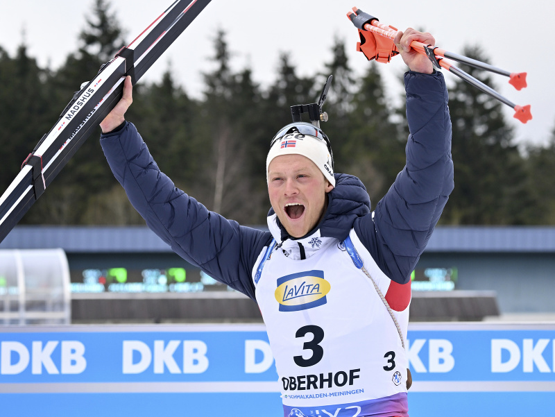 Nórsky biatlonista Endre Strömsheim zvíťazil v sobotných stíhacích pretekoch na 12,5 km na podujatí 4. kola Svetového pohára v Oberhofe a dosiahol prvý triumf v kariére. 