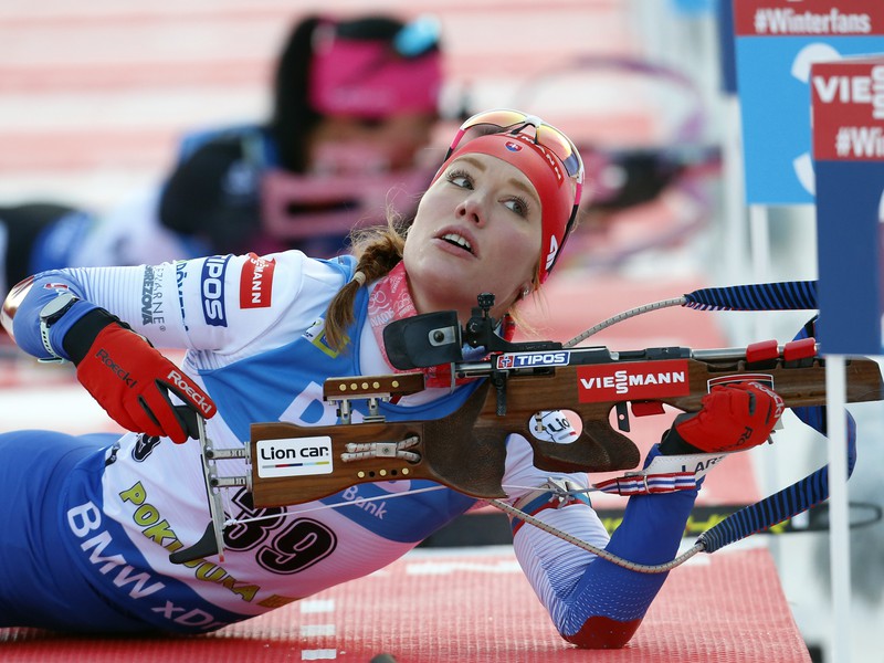 Slovenská biatlonistka Ivona Fialková strieľa počas šprintu žien na 7,5 km v rámci Svetového pohára biatlonistiek v slovinskej Pokljuke