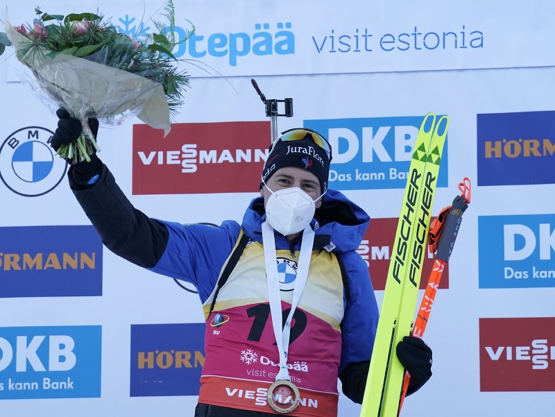 Francúzsky biatlonista Quentin Fillon Maillet oslavuje víťazstvo v šprinte mužov Svetového pohára v estónskom stredisku Otepää