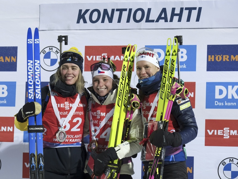 Druhá Švédka Elvira Öbergová, víťazka Markéta Davidová a tretia fínska biatlonistka Suvi Minkkinenová