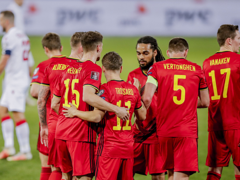 Belgickí hráči oslavujú gól do siete Bieloruska