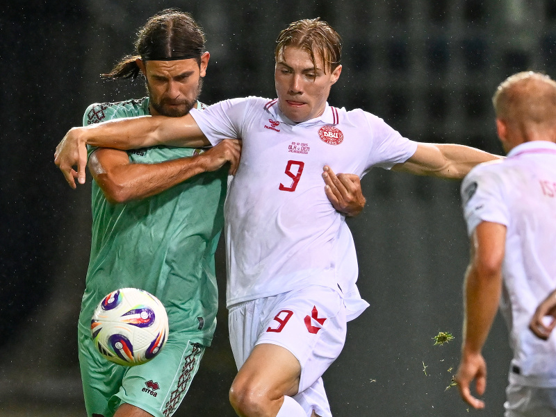 Bielorus Pavel Zabelin (vľavo) a Dán Rasmus Höjlund bojujú o loptu