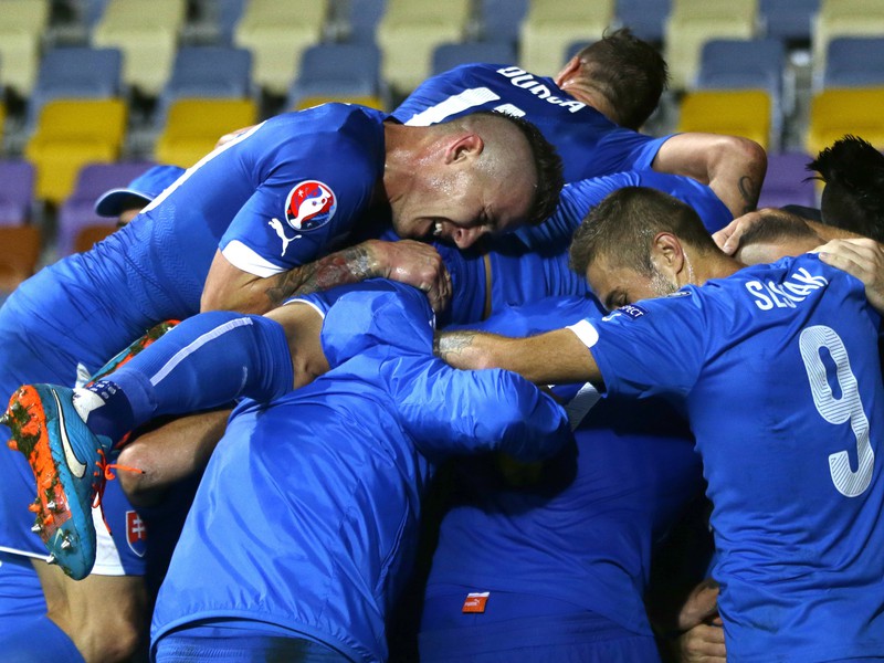 Víťazné oslavy slovenských futbalistov po druhom góle Mareka Hamšíka