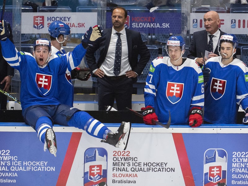 Tréner slovenskej hokejovej reprezentácie Craig Ramsay (druhý sprava), jeho asistent Ján Pardavý (tretí zľava), dole zľava Marko Daňo, Marián Studenič a Róbert Lantoši