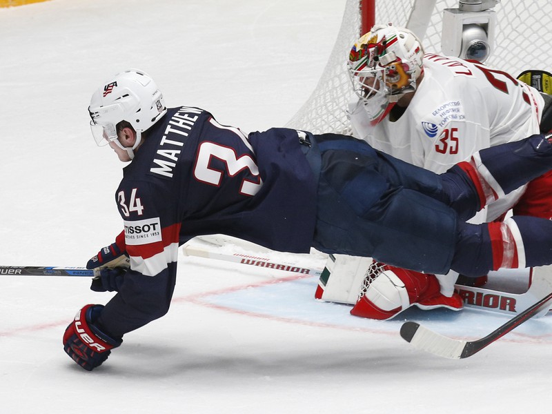 Auston Matthews a bieloruský brankár Kevin Lalande