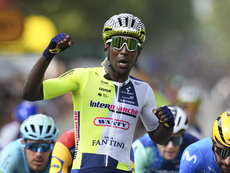 Eritrejský cyklista Biniam Girmay oslavuje víťazstvo v tretej etape Tour de France 2024