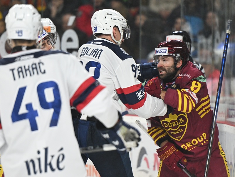 V bitke vpravo hráč Dukly Gordon Detar Green a hráč Slovana Andrej Golian