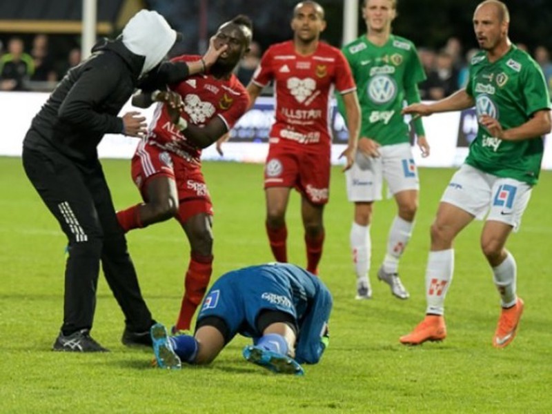 Agresívny fanúšik napadol futbalového brankára v posledných sekundách zápasu