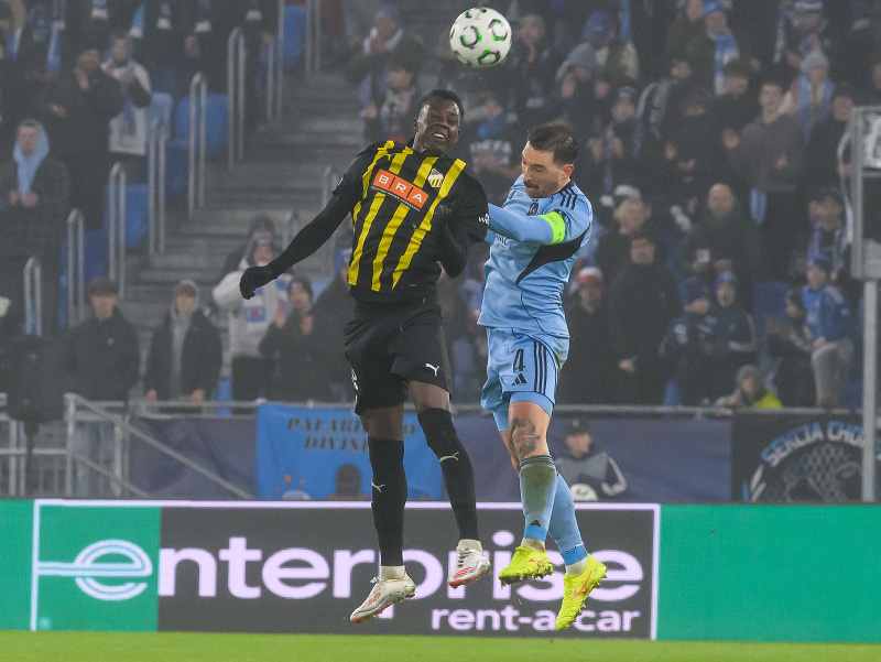 Na snímke zľava John Paul Dembe (Häcken) a Guram Kašia (Slovan)