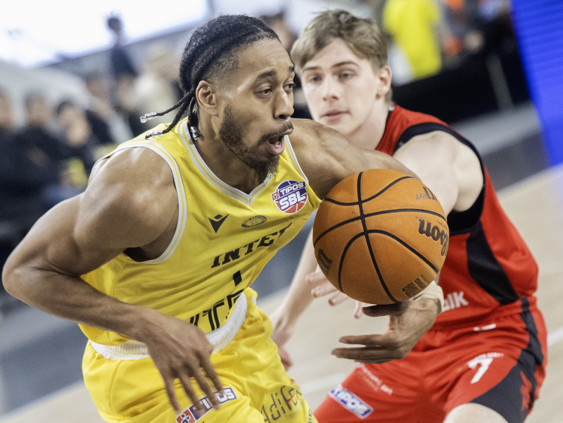 Vľavo Isaiah Cousins (Inter) a vpravo Martin Koller (Komárno) v prvom štvrťfinálovom zápase play-off Tipos SBL