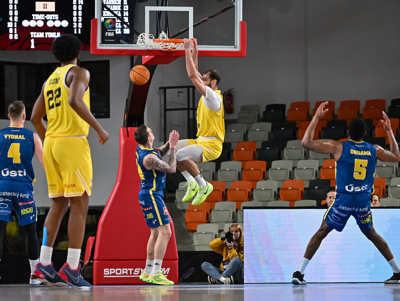 Na snímke hráči počas štvrťfinále Tipsport Česko-slovenského pohára v basketbale mužov Inter Bratislava - SLUNETA Ústí nad Labem