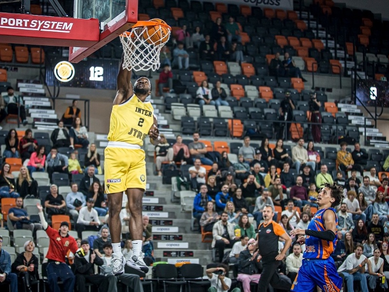 Dontay Caruthers zakončuje