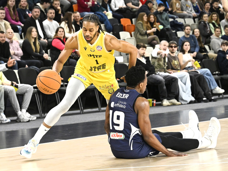 Na snímke vľavo Isaiah De Vonte Cousins (Inter) a vpravo Justin Parker Edler Davis (Voluntari)
