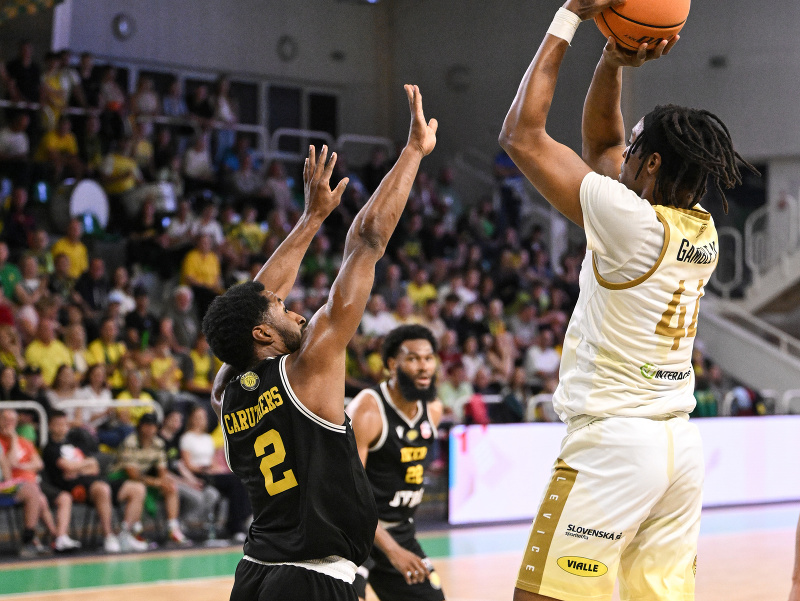Zľava Dontay Latrai Caruthers (Bratislava) a Karl William Gamble Jr. (Levice)