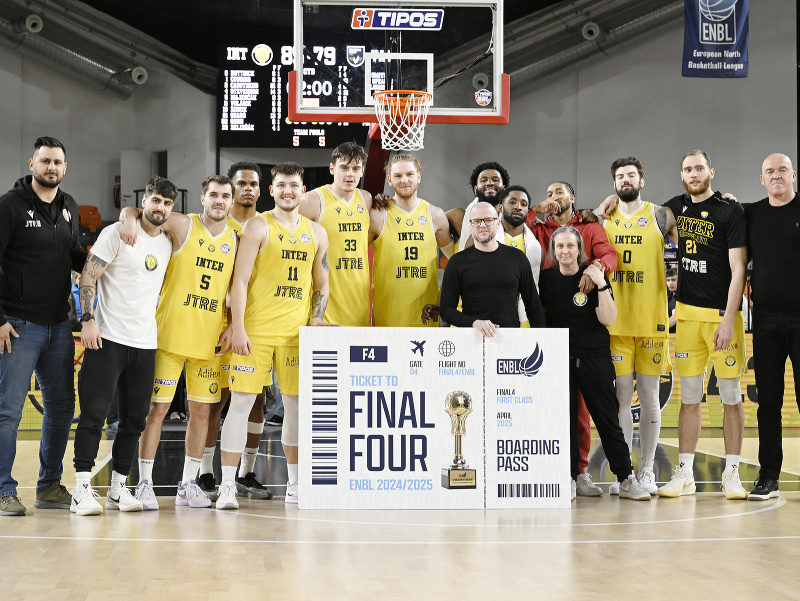 Na snímke tím BK Inter Bratislava po víťazstve v odvetnom štvrťfinálovom stretnutí play-off Severoeurópskej ligy