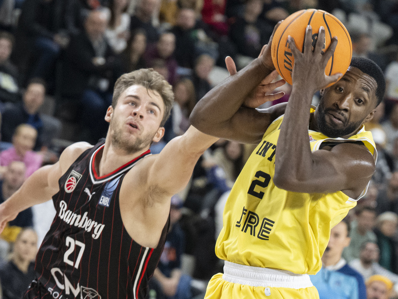 a snímke vpravo Dontay Caruthers (Inter) a vľavo Moritz Krimmer (Bamberg)