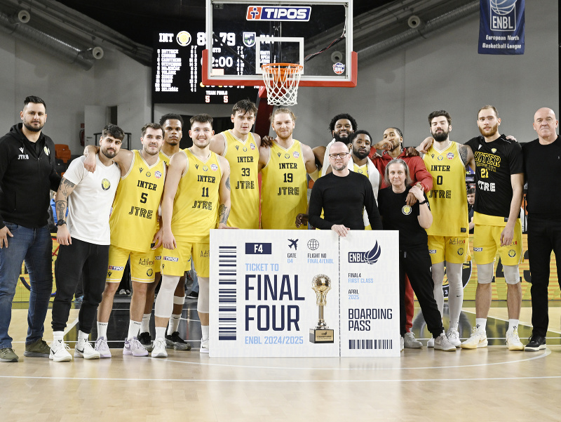 Na snímke tím BK Inter Bratislava po víťazstve v odvetnom štvrťfinálovom stretnutí play-off Severoeurópskej ligy