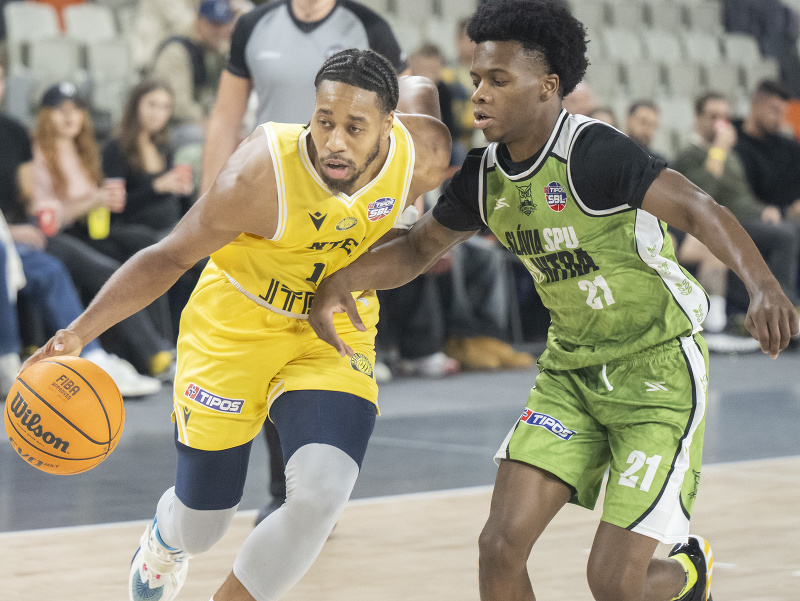 Na snímke zľava Isaiah Cousins (Inter) a Nigel Deandre Allyn Scantlebury (Slávia)